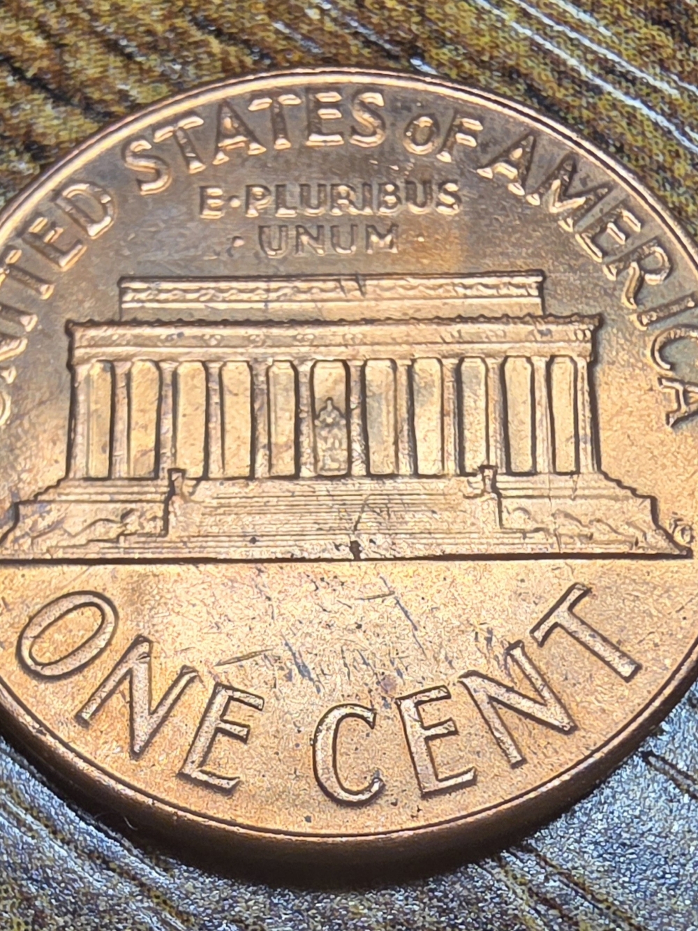 Coin on surface - Picture 2 of 6
